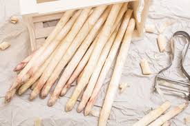 batang muda rotan sebagai lalapan